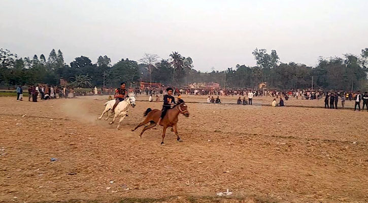 হাজারও দর্শকের মন মাতালো ঐতিহ্যের ঘোড়দৌড় প্রতিযোগিতা